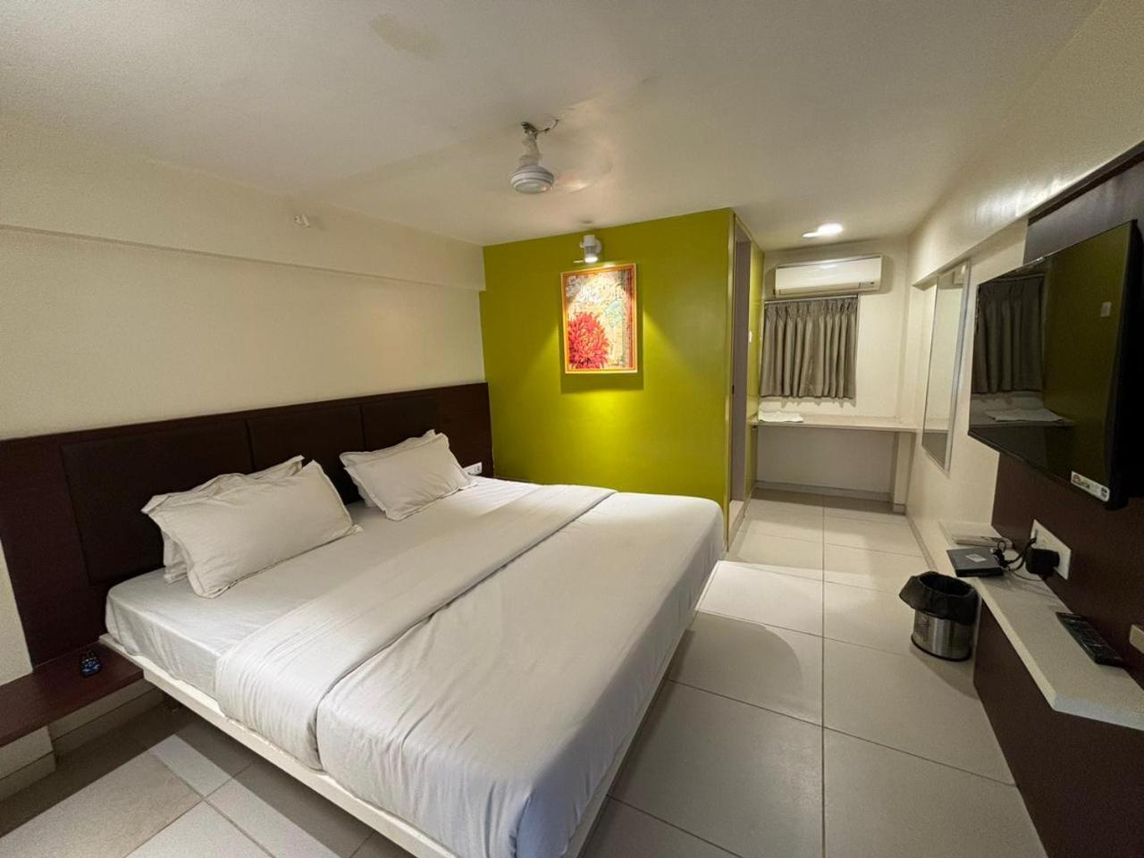Hotel Haldi Nashik Eksteriør billede